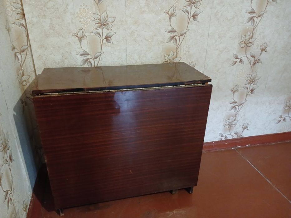 Продам шифонер, стол, стол книжку