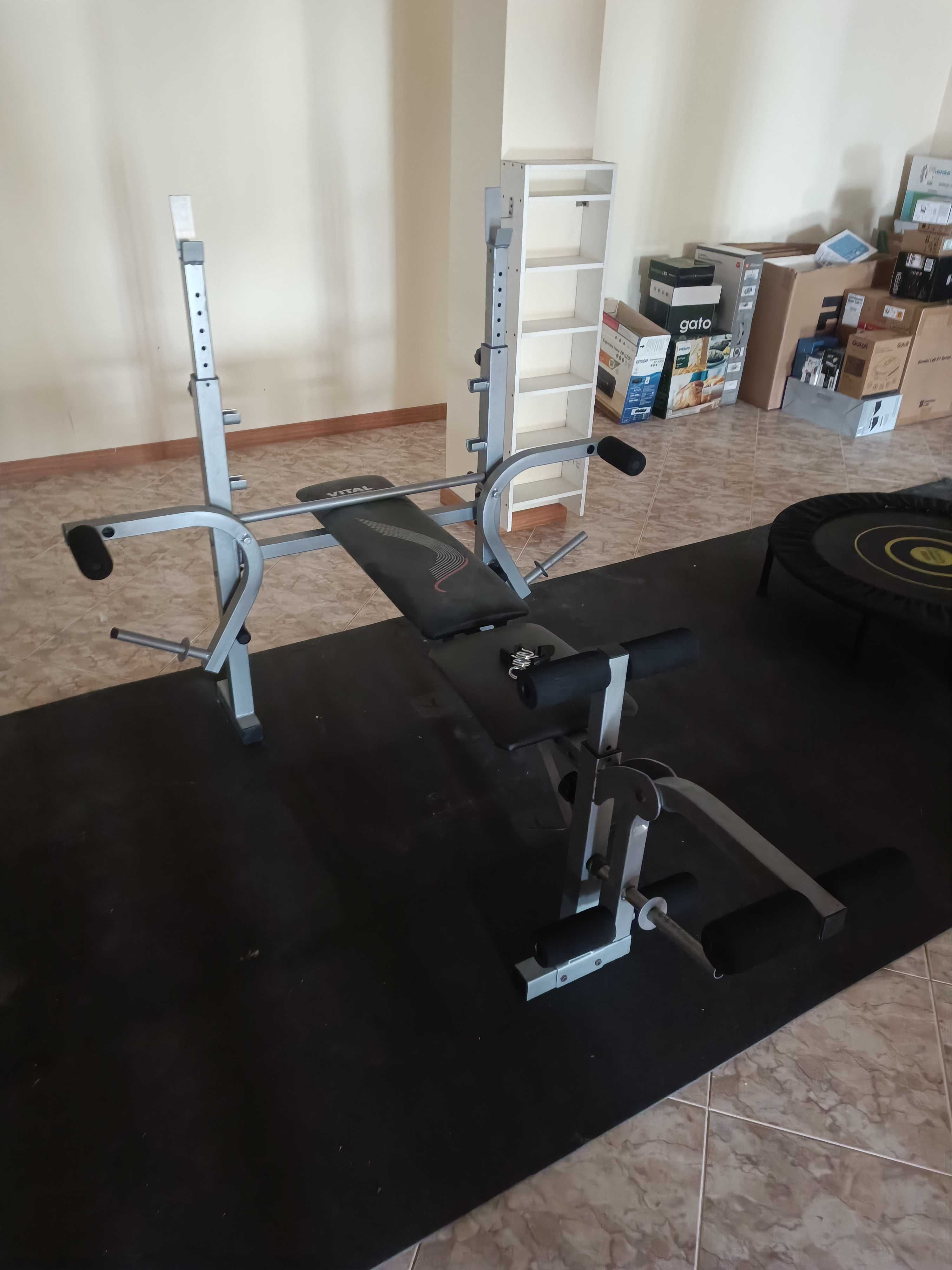 Dois equipamentos de musculação – banco e multiestação
