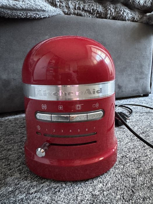 Тостер KitchenAid Artisan 5KMT2204E червоного кольору.