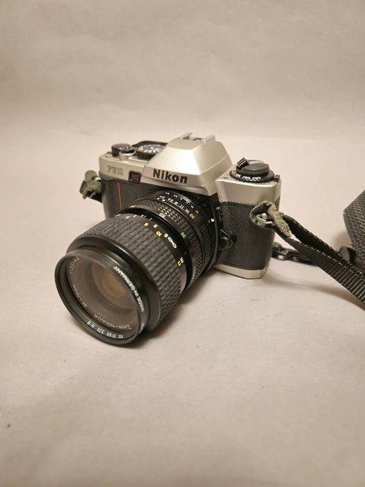 Фотоапарат Nikon FE10 с объективом Nikkor 35-70 MM F/3.5-4.8
