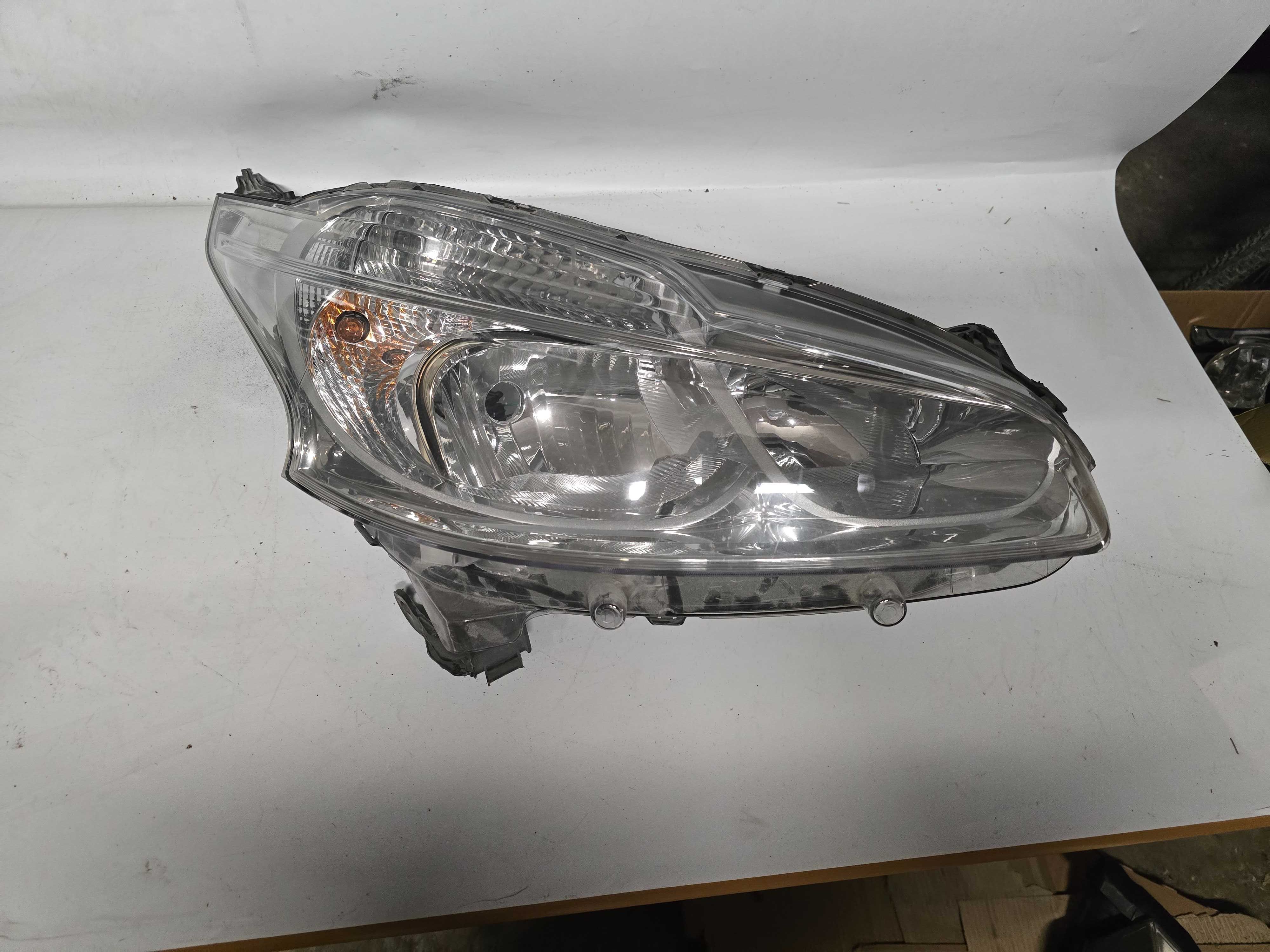 lampa przód Peugeot 208 I nowa oryginał