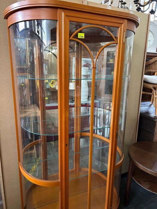 Szklana  stylowa witryna