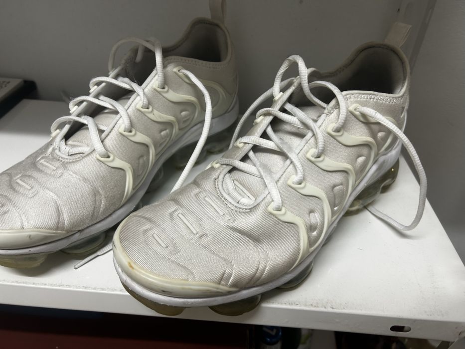 nike vapormax plus 45,5 biale