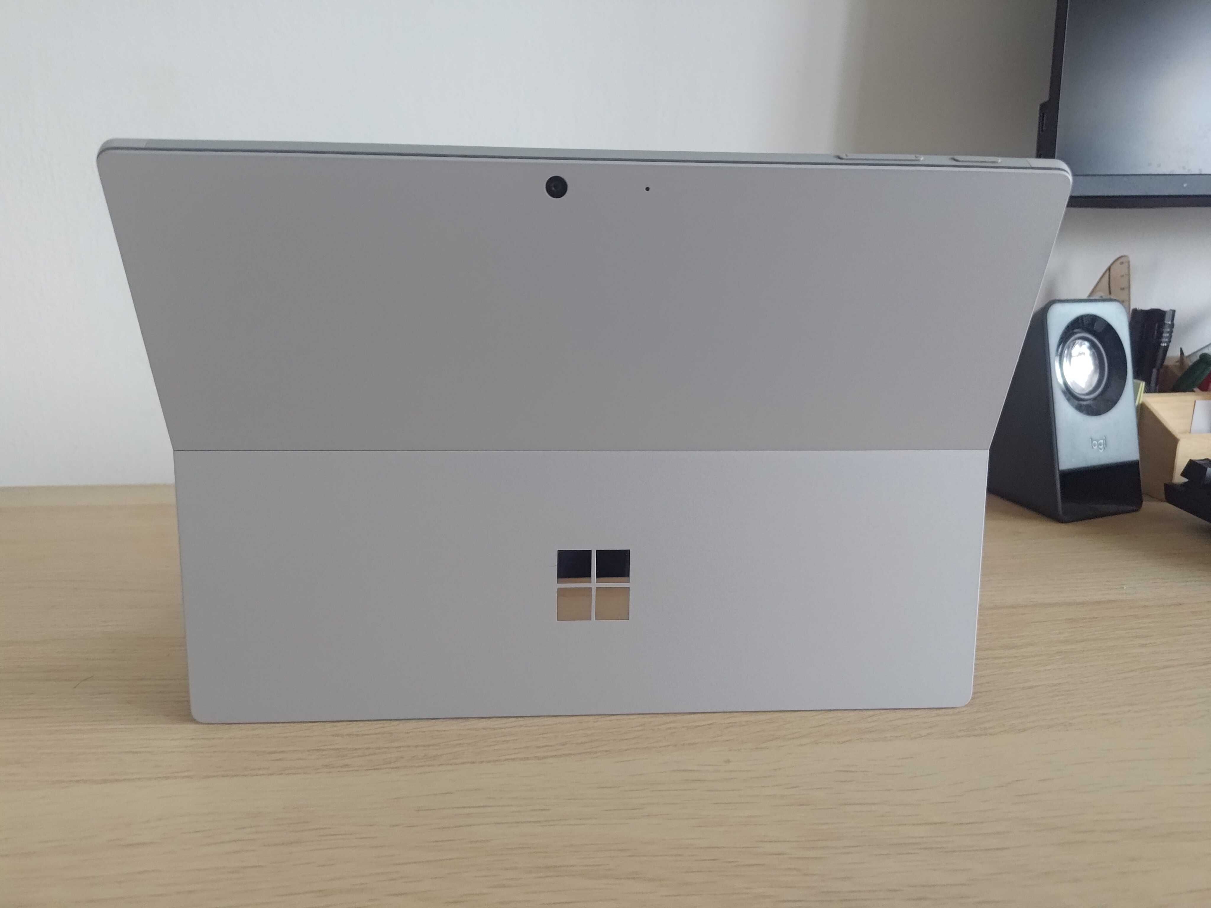 Microsoft Surface Pro 7 (Intel Core i5, 16GB RAM, 256GB) + Type Cover