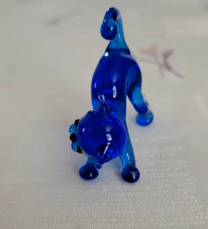 Figurki szklane koty niebieskie małe rzeźby