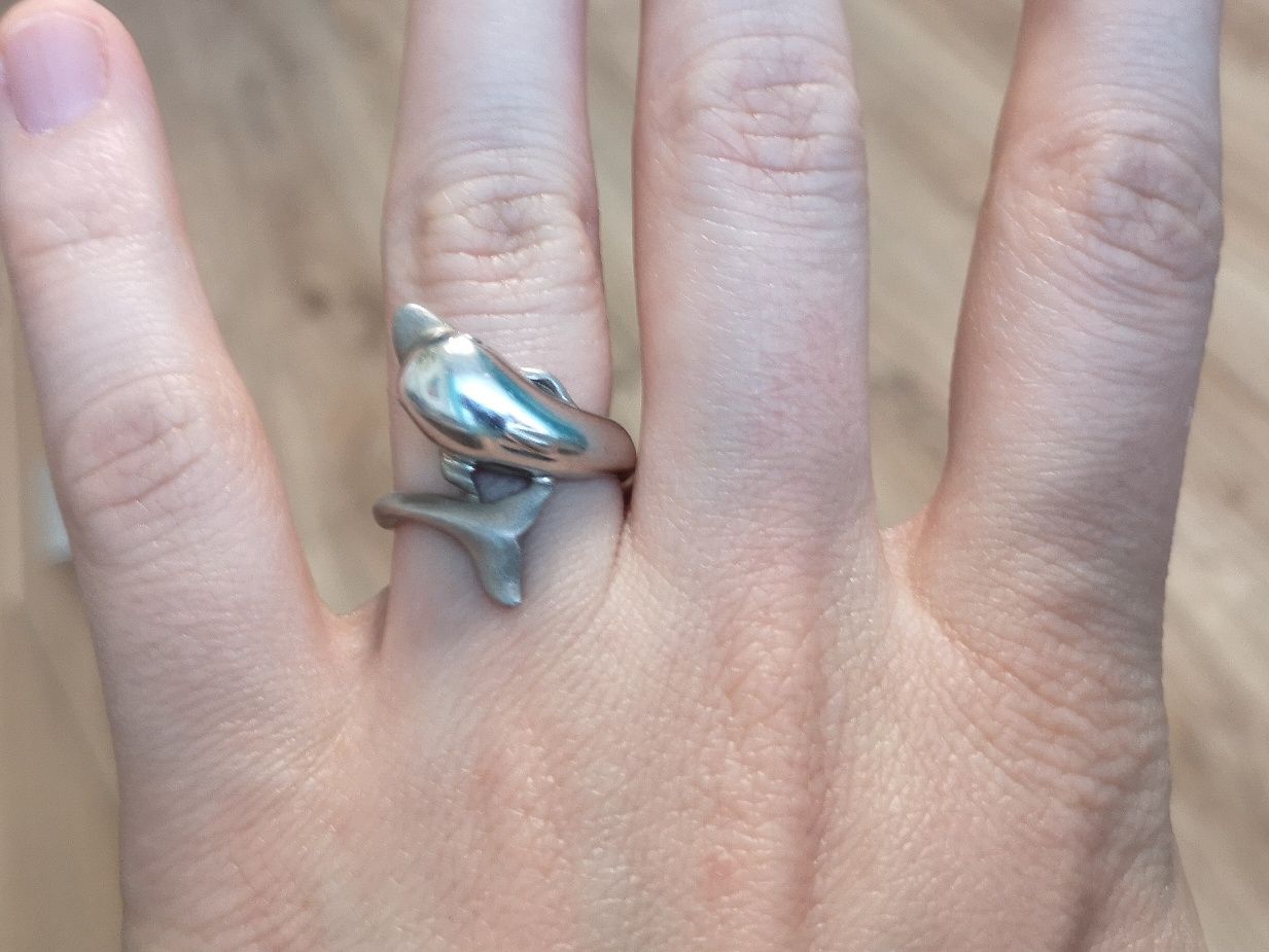Srebrny pierścionek delfin