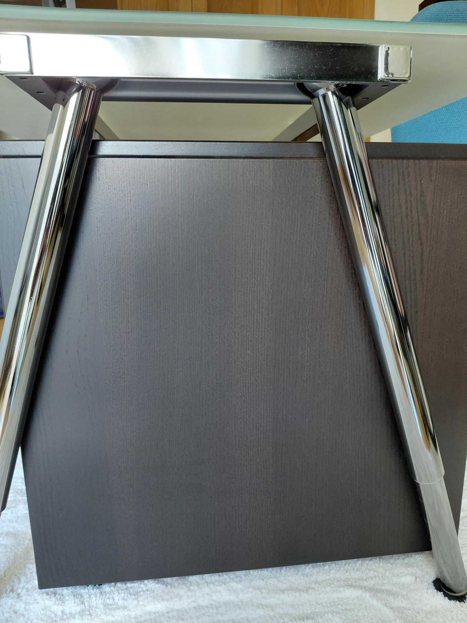 Mesa / Secretária com pés metálicos e tampo em vidro leitoso