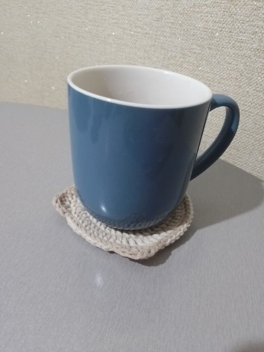 В'язана підставка для чашки у вигляді котика