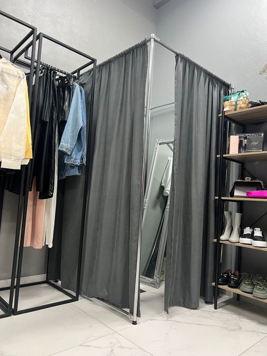 Стелажі ,дзеркало ,вішачки для одягу ,примірочна,одяг під реалізацію