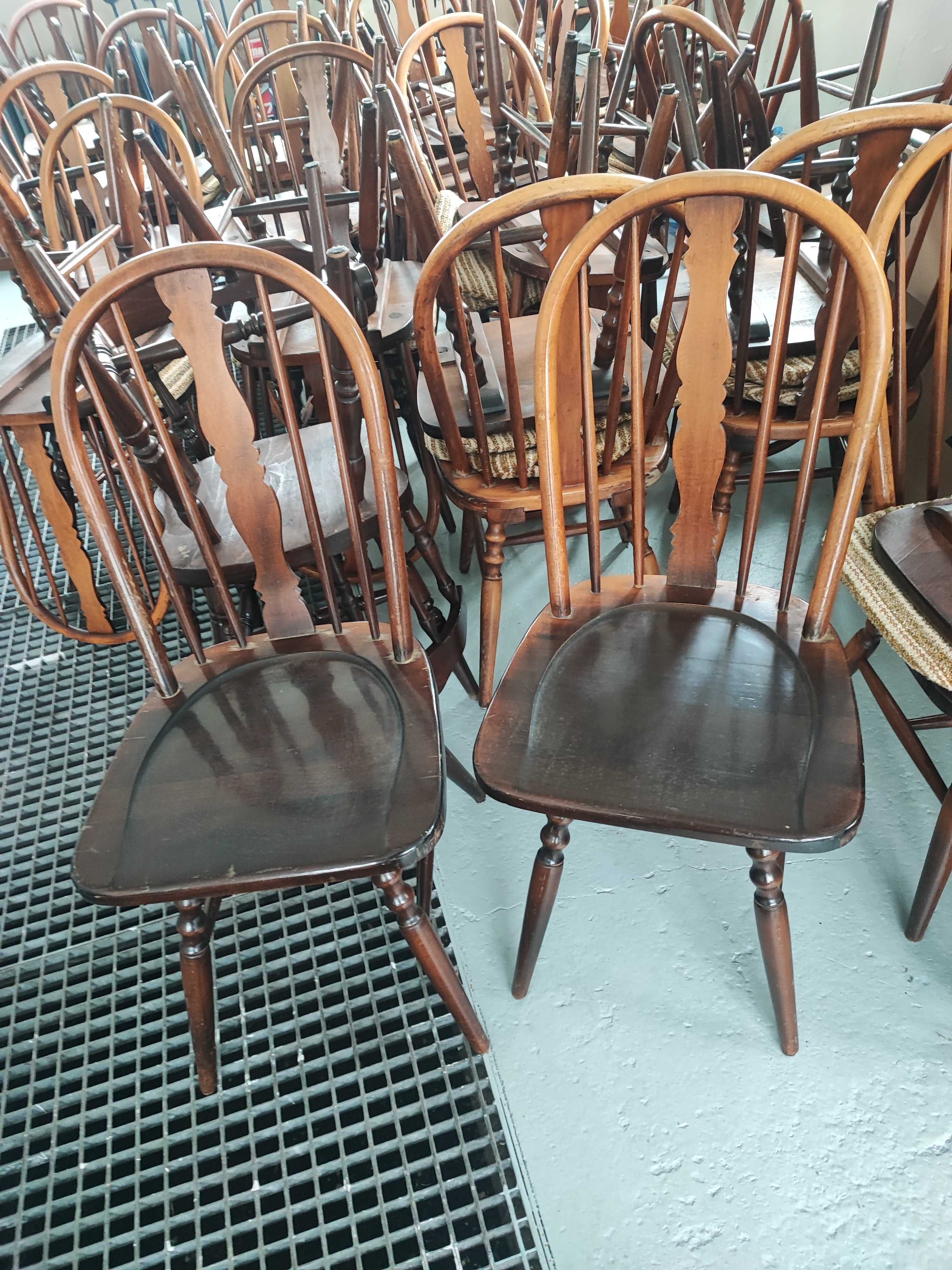 Krzesła w stylu Windsor.