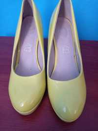 Туфлі. Лимонного кольору