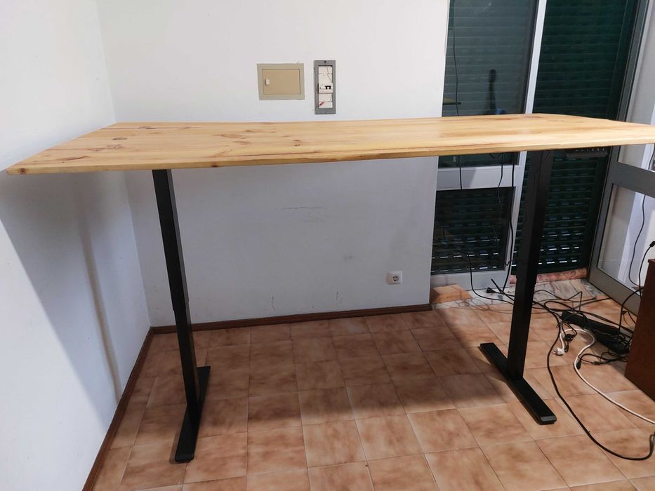 Mesa com tampo de pinho com elevação programada