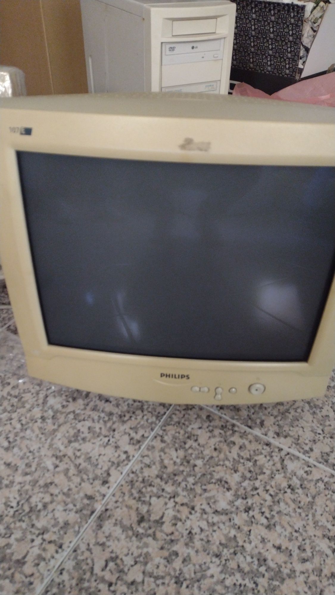 Vendo monitor CRT a funcionar