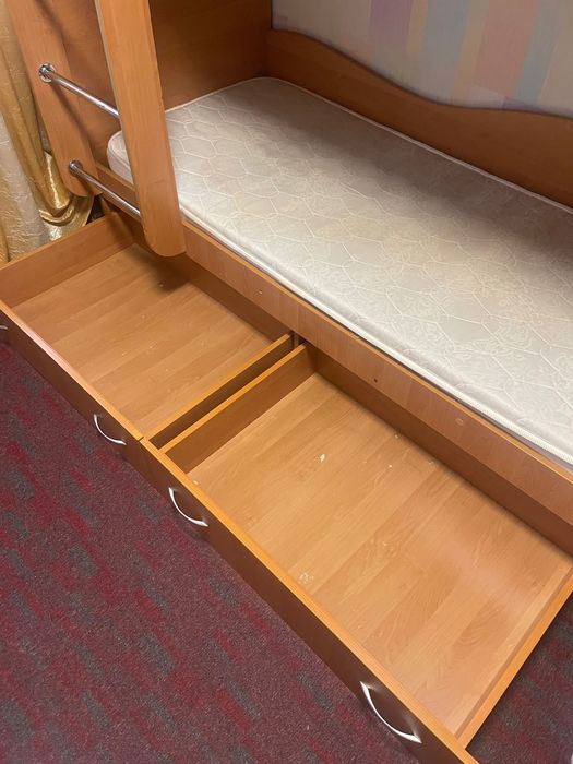 Двоповерхове ліжко з висувними шухлядами