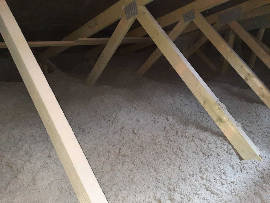 Ocieplenia poddaszy dachów celuloza, wełna drzewna, piana pur