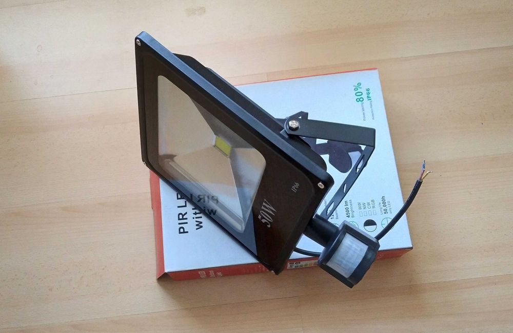 Naświetlacz LED 50W z czujnikiem ruchu.