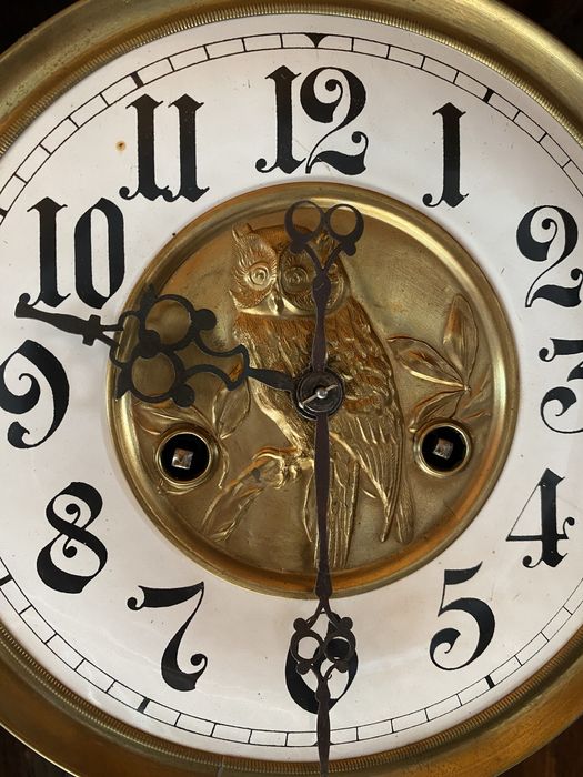 Drewniany zegar ścienny nakręcany z motywem sowy