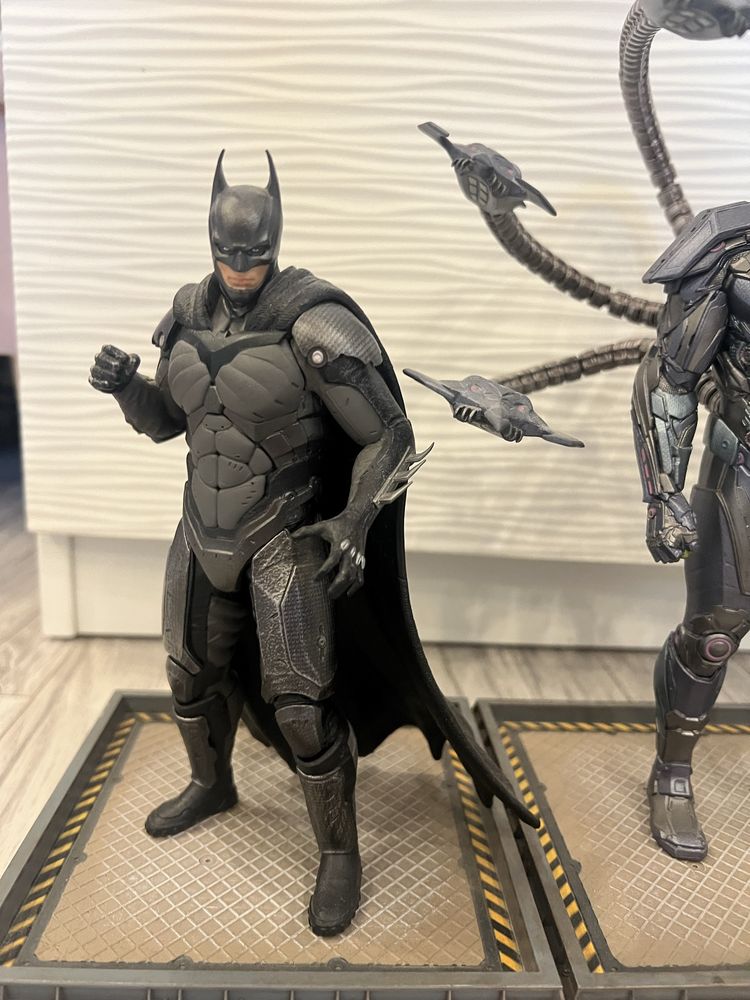 Figurki Batman i Brainiac z edycji kolekcjonerskiej Injustice 2