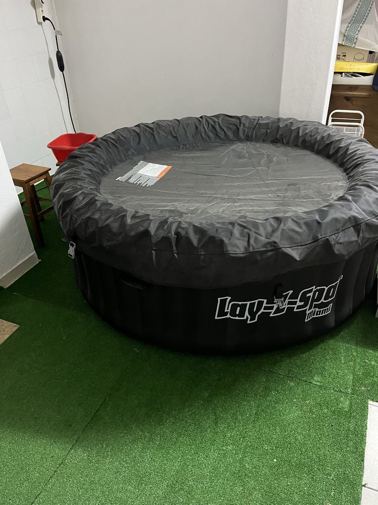 Jacuzi movel com 2 m diametro e 0,80 m de alto para 8 pessoas