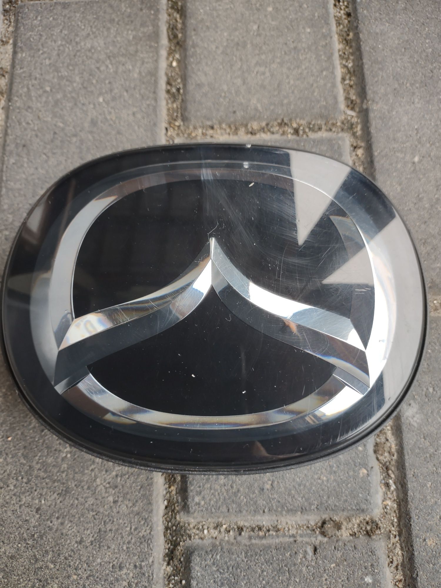 Emblemat, znaczek Mazda CX3 w atrapę pod radar.