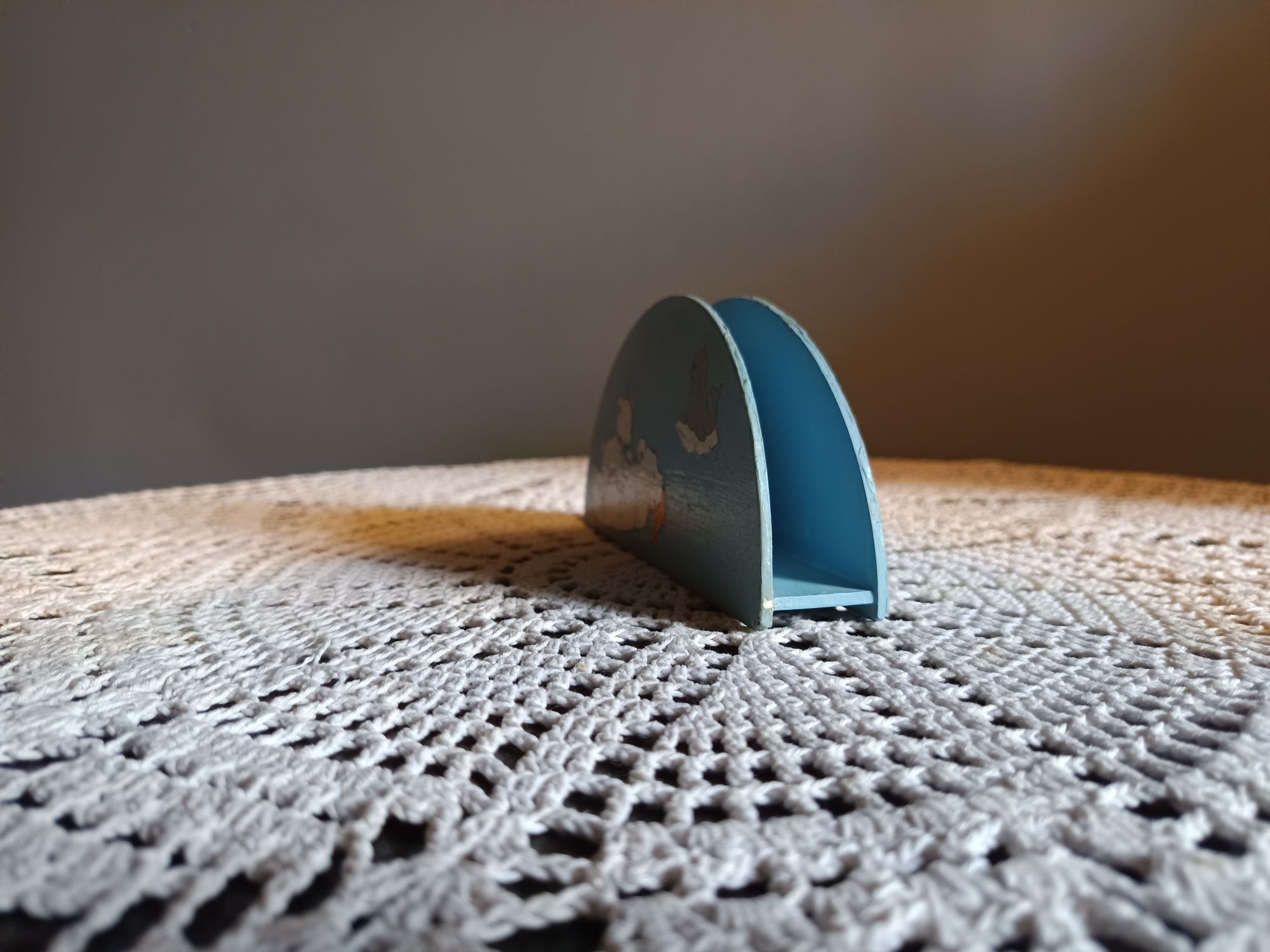 Błękitny serwetnik z misiem polarnym zdobiony techniką decoupage