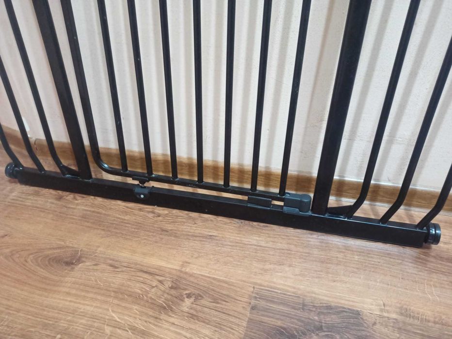 Bramka zabezpieczająca schody, barierka na drzwi, rozporowa, czarna.