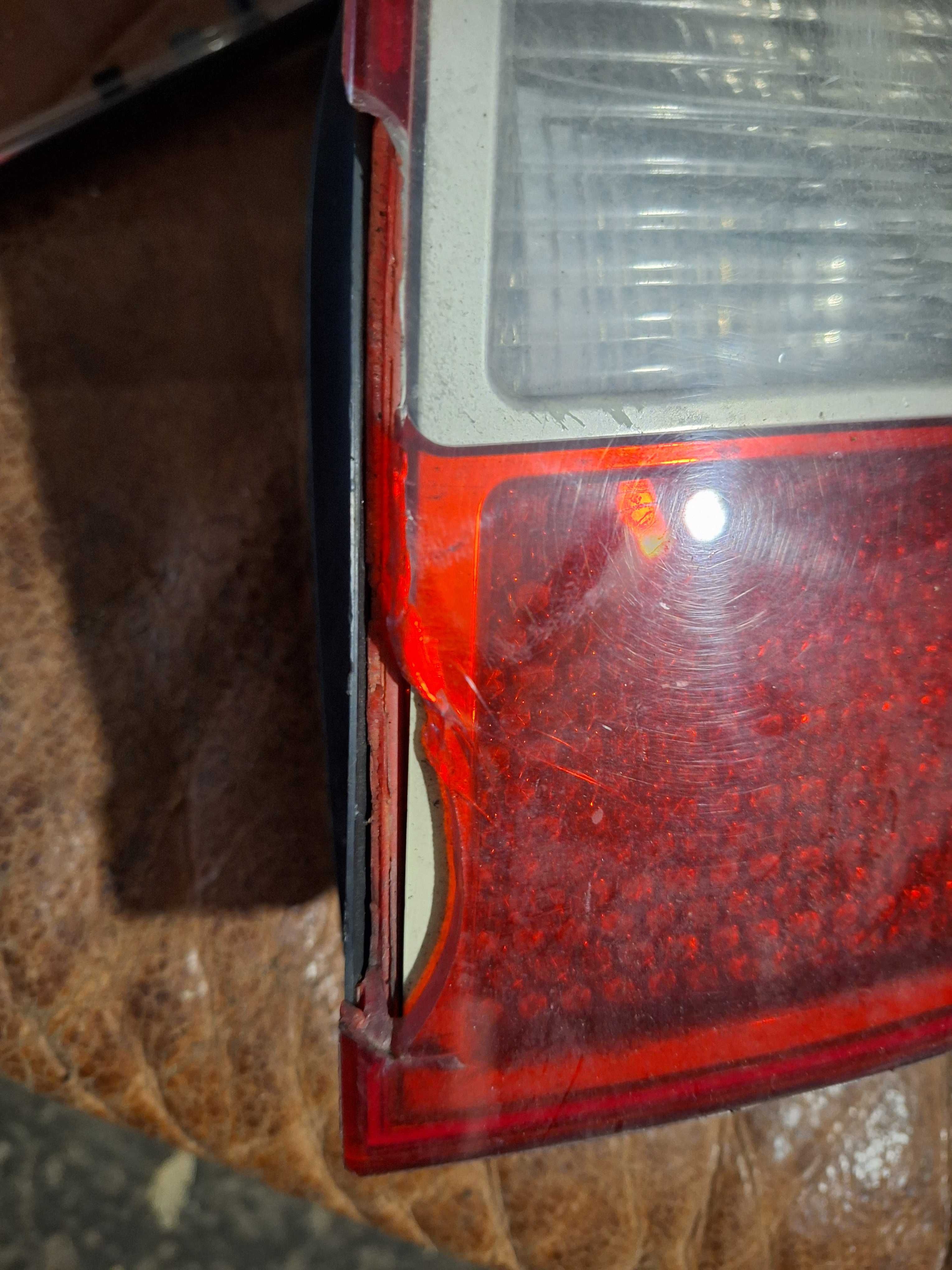 lampa prawy tył A4 B6 kombi lekkie uszkodzenie