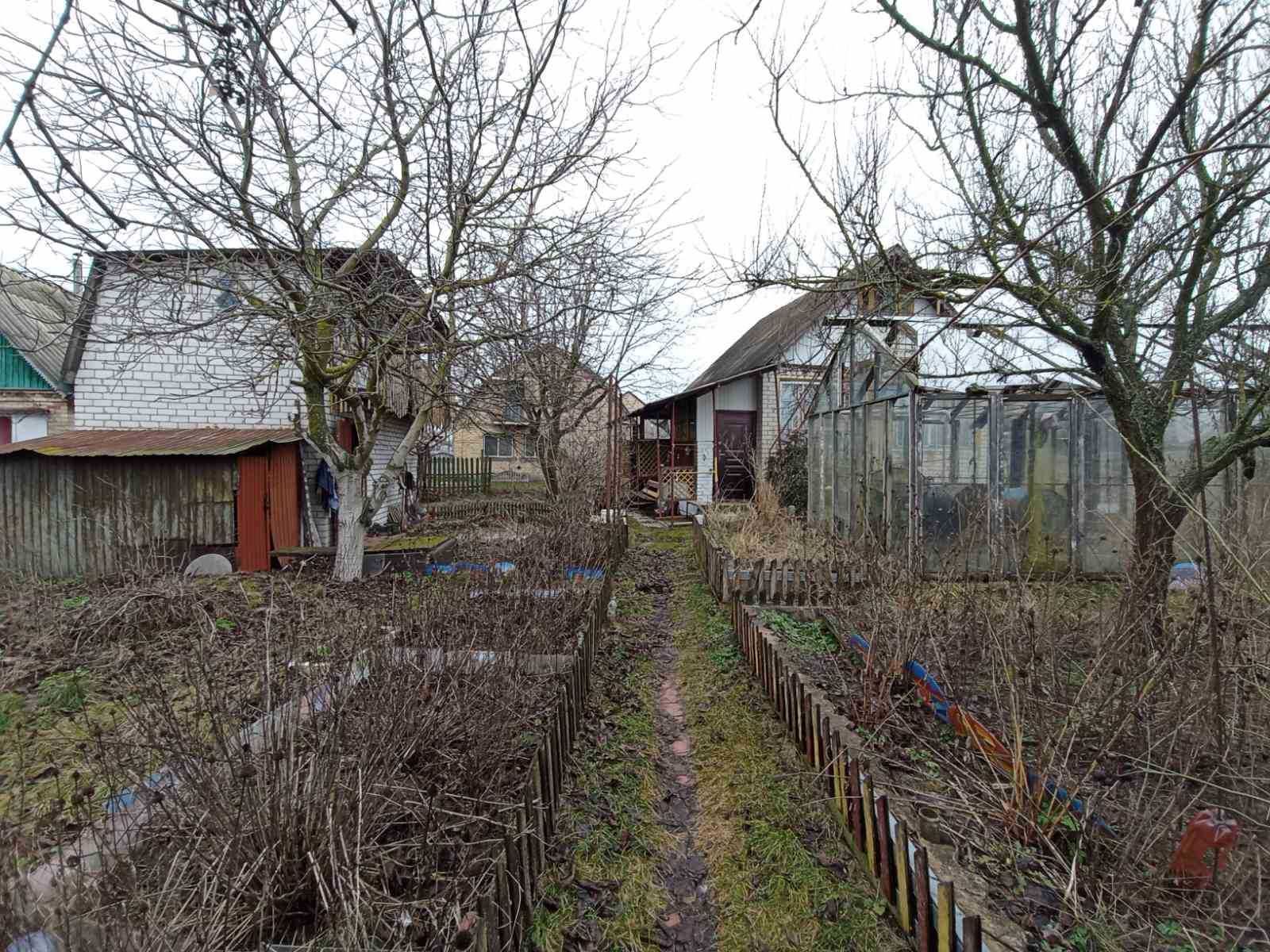 село Бобриця, дачний цегляний будиночок