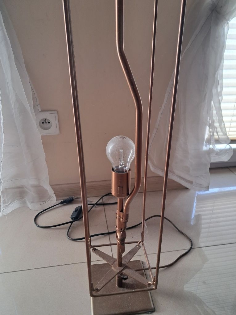 Lampa   stojąca .