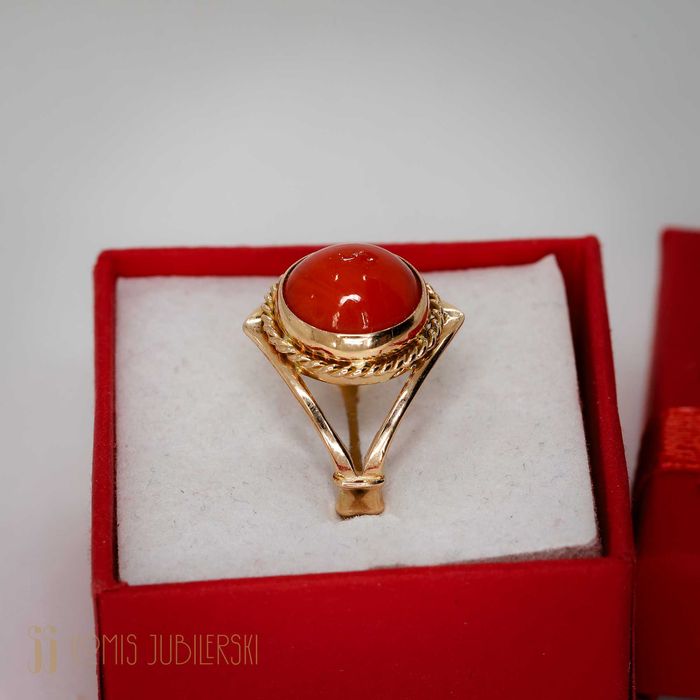 Złoty pierścionek z koralem naturalnym.