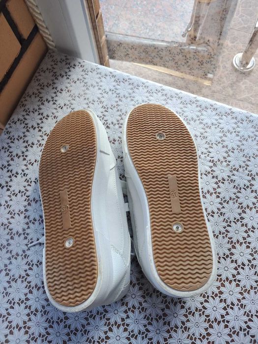 Жіночі кросівки білого кольору 37р