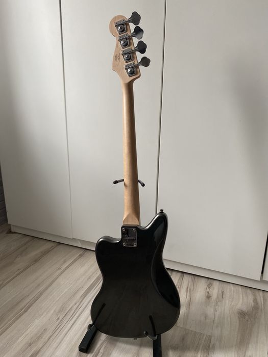 Bas elektryczny Squier Jaguar – czarno-platynowy