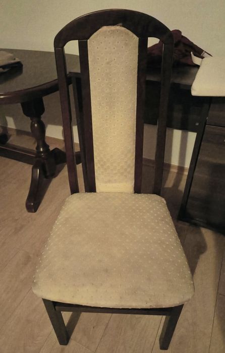 Rozkładany stół z 4 krzesłami