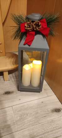 Lampion Świąteczny z trzema świeczkami które płoną ozdoby świąteczne