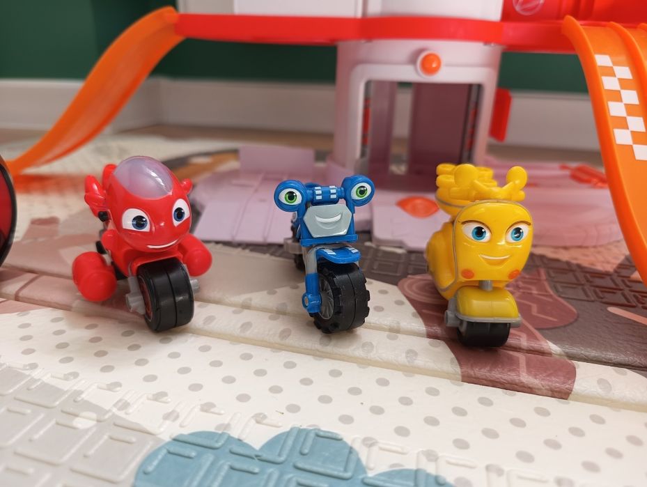 Ricky Zoom baza, trzy motory i opona wyrzutnia