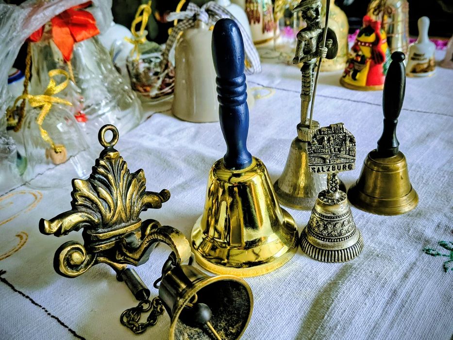 Kolekcja pięciu dzwonków mosiądz