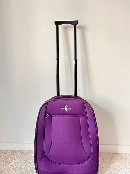 Mala de viagem com rodas lilás