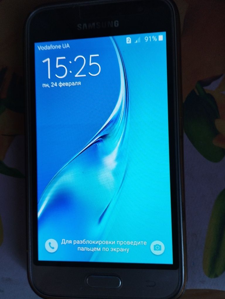 Телефон samsung хорошо работает к нему зарядное и акамклятор.запасной