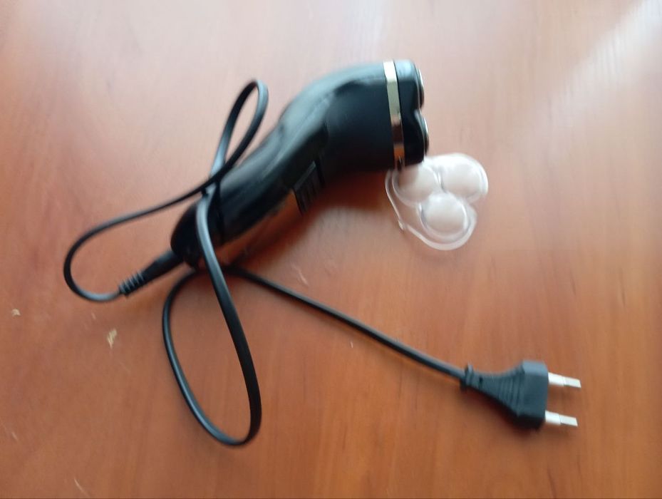 Аккумуляторная электробритва 2 в 1 в хорошем рабочем состоянии