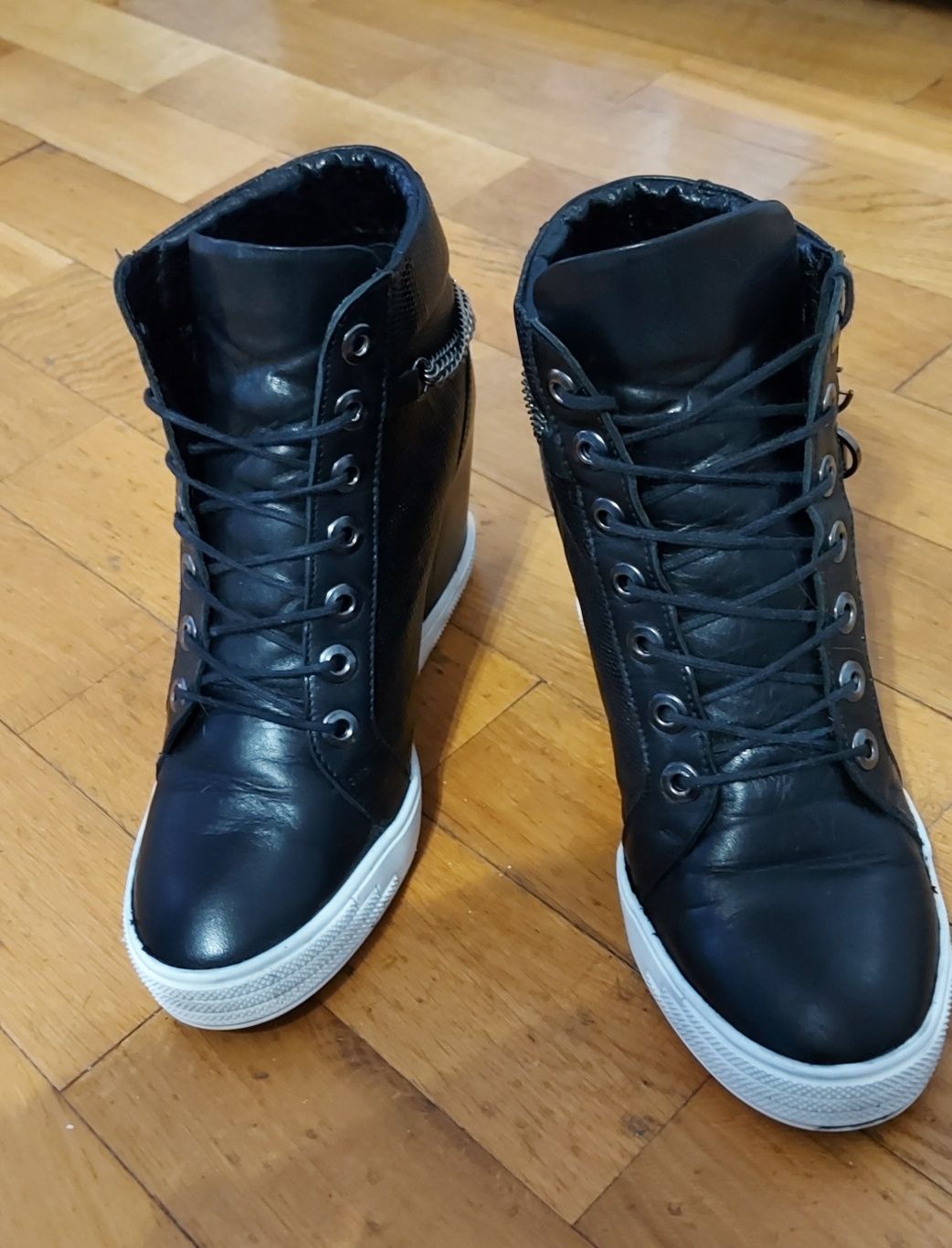 Sneakersy czarne ze skóry naturalnej CARINII 39 / 40
