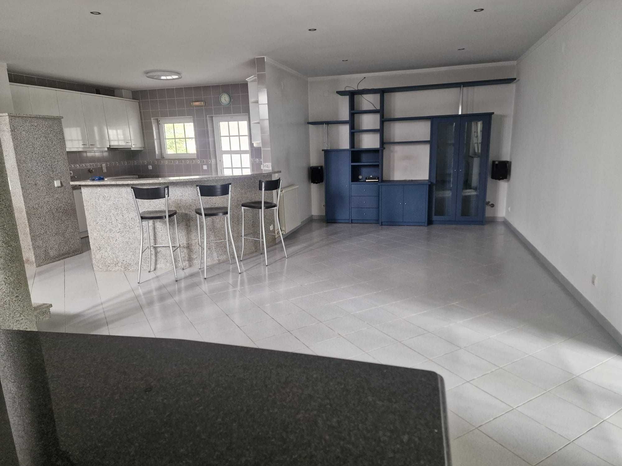 aceita-se permuta
Vivenda T3+1 de 4 frentes
remodelada