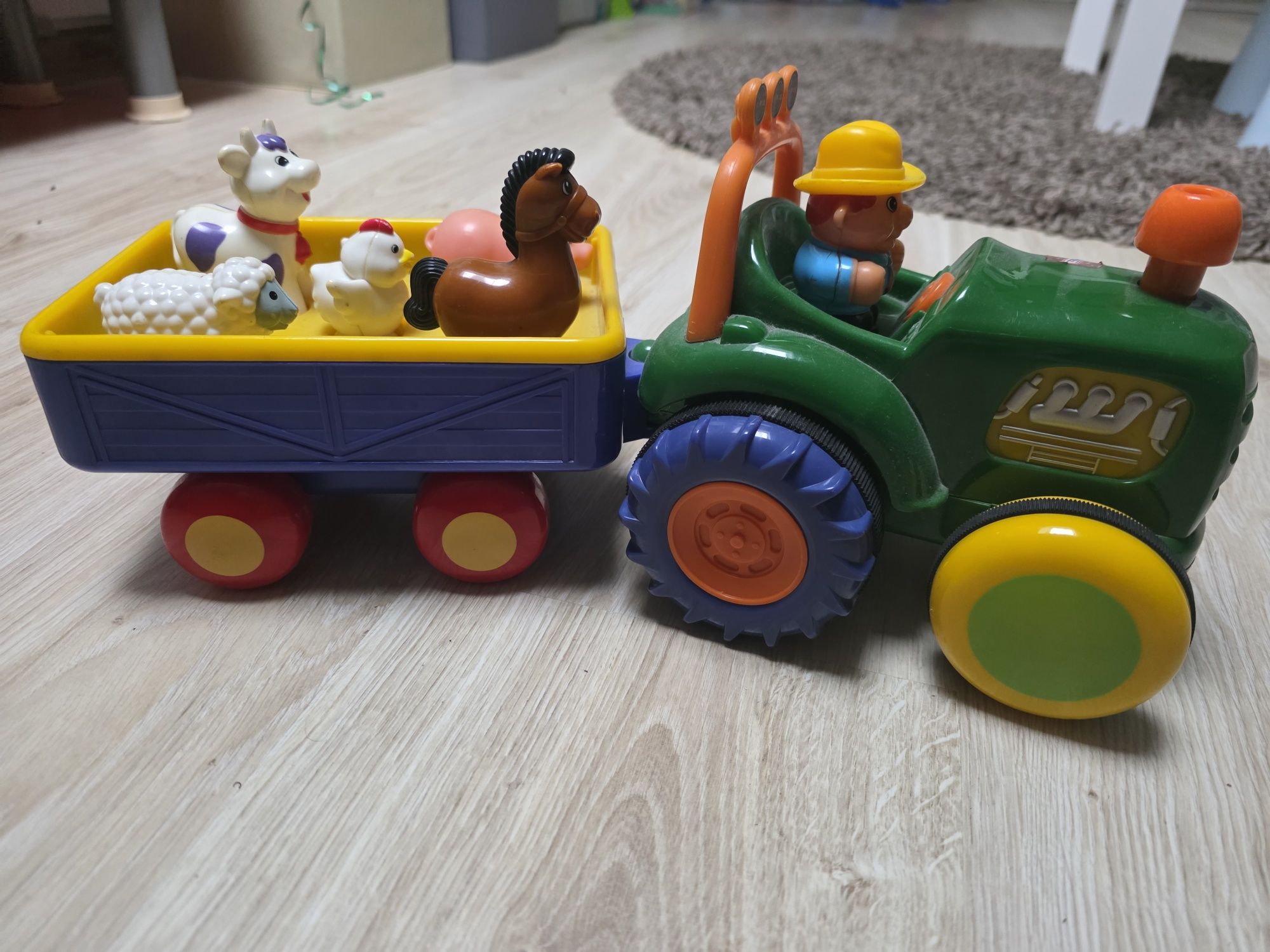 Traktor ze zwierzątkami Dumel zabawka interaktywna jeździ gra świeci
