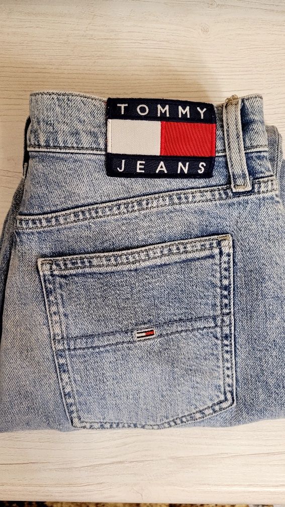 Продам джинсы  TOMMY JEANS