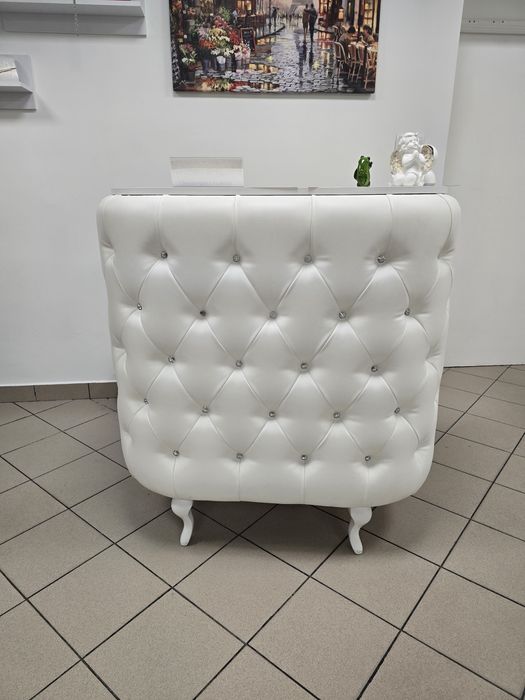 Elegancka pikowana lada recepcyjna – wysoka 118 cm, stan bardzo dobry
