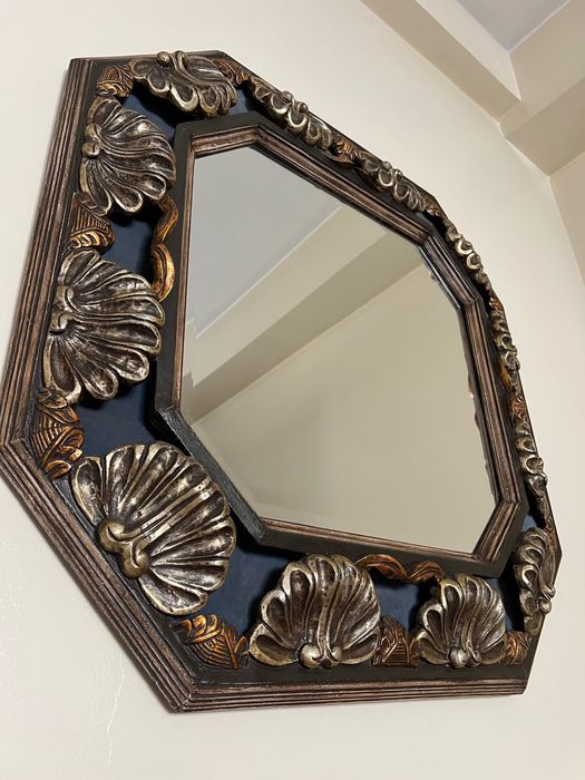 Espelho metálico quadrado com motivos prateados e dourados