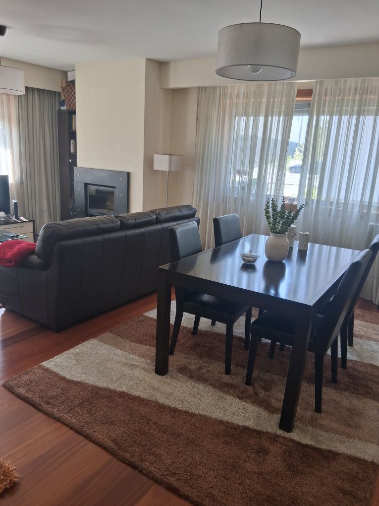 Mobilia de sala:mesa com 4 cadeiras e dois sofas e mesa de centro