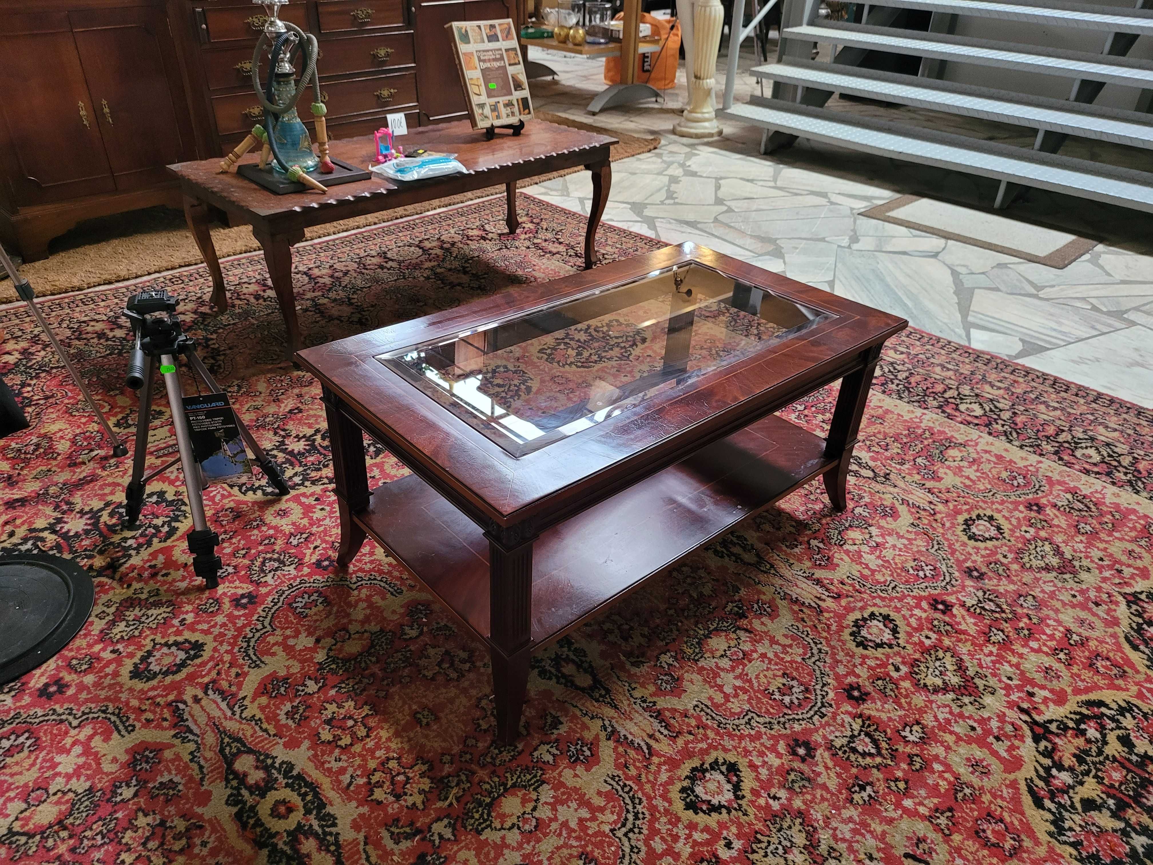 Mesa de centro em madeira com tampo em vidro - Bom estado geral
