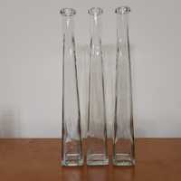 Trzy szklane wazoniki