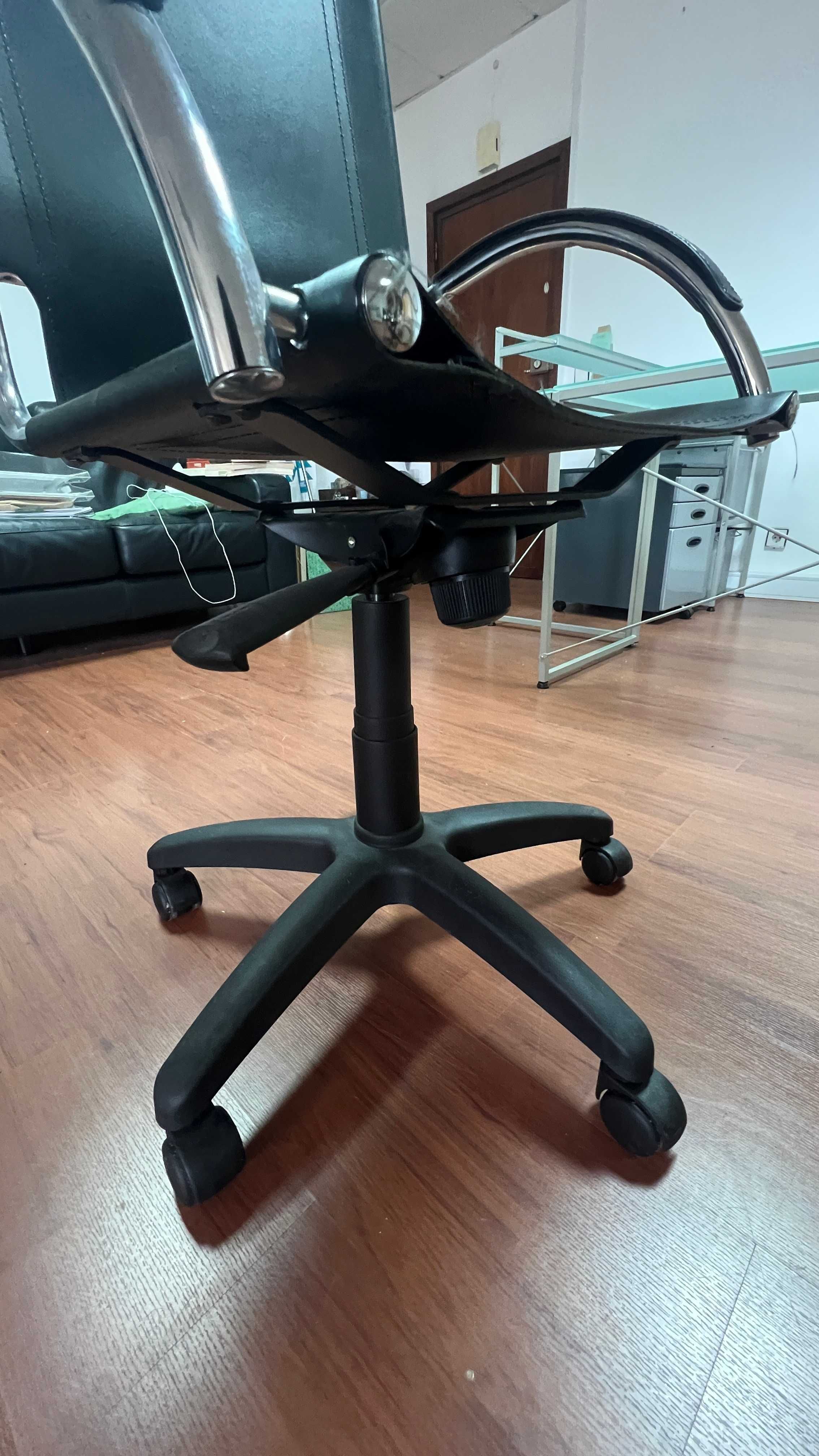Cadeira de Escritorio em Pele e Aluminio com Sistema Elevatório
