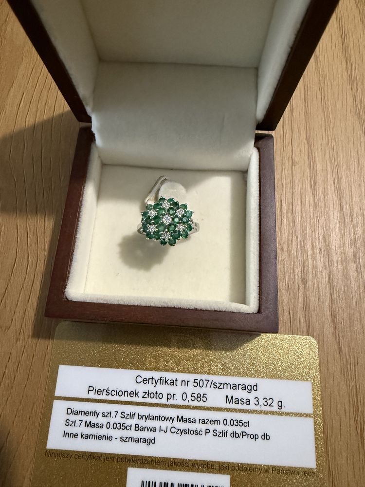 Pierscionek złoty z diamentami i szmaragdami